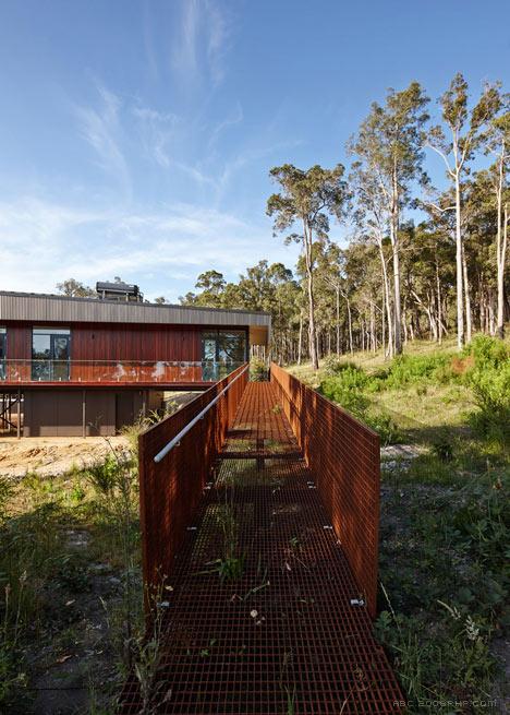 澳大利亚丛林曲折度假屋-看上去是从地面上升起的建筑,以尽量减少其对原生景观和野生动物的影响---酷图编号1090395