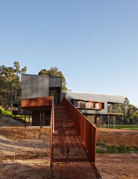 澳大利亚丛林曲折度假屋-看上去是从地面上升起的建筑,以尽量减少其对原生景观和野生动物的影响---酷图编号1090396