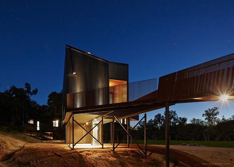 澳大利亚丛林曲折度假屋-看上去是从地面上升起的建筑,以尽量减少其对原生景观和野生动物的影响---酷图编号1090397