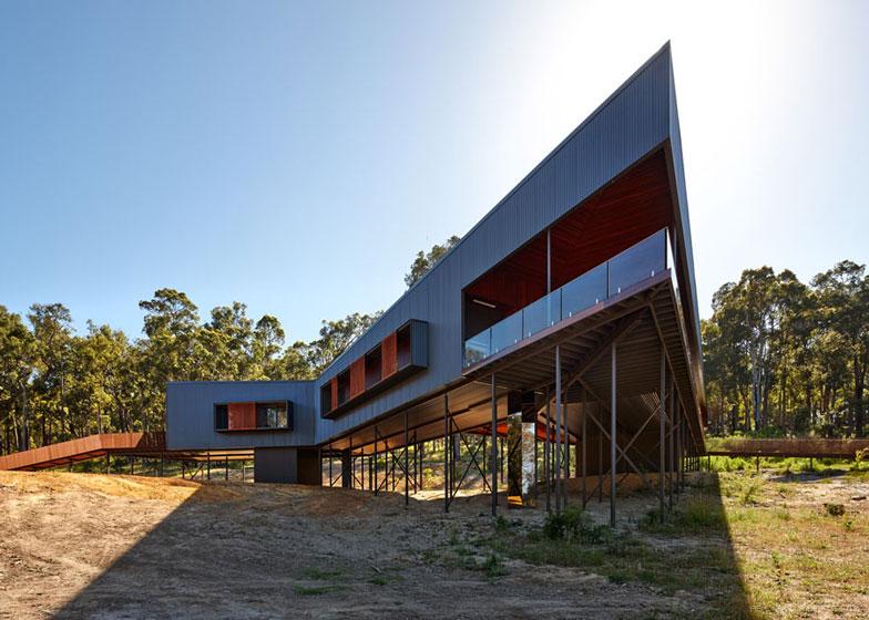 澳大利亚丛林曲折度假屋-看上去是从地面上升起的建筑,以尽量减少其对原生景观和野生动物的影响---酷图编号1090398