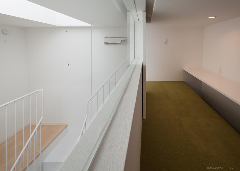 倾斜偏移黑屋-日本影楼级建筑师Level作品-狭长的走廊有4.6 17.3米,水平建筑师主要关心的是创造宽敞的空间感,并引入自然光到内部---酷图编号11