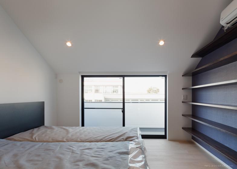 倾斜偏移黑屋-日本影楼级建筑师Level作品-狭长的走廊有4.6 17.3米,水平建筑师主要关心的是创造宽敞的空间感,并引入自然光到内部---酷图编号10