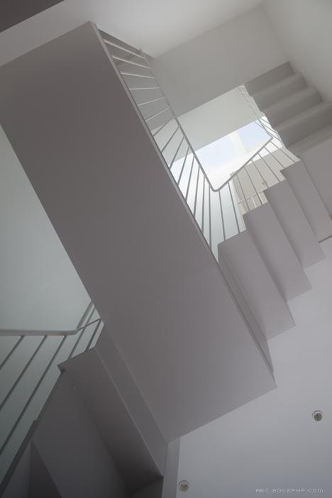 倾斜偏移黑屋-日本影楼级建筑师Level作品-狭长的走廊有4.6 17.3米,水平建筑师主要关心的是创造宽敞的空间感,并引入自然光到内部---酷图编号7