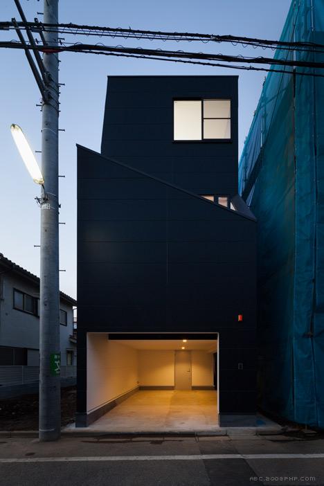 倾斜偏移黑屋-日本影楼级建筑师Level作品-狭长的走廊有4.6 17.3米,水平建筑师主要关心的是创造宽敞的空间感,并引入自然光到内部---酷图编号2