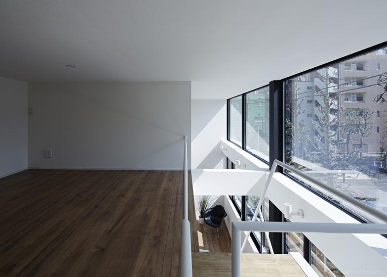 “相框”窗公寓建筑-建筑位于日本浅草区,里面住着一对老夫妇,明亮的白色外观窗口,让自然直照两个公寓,第一个公寓主要是居住空间,在同一楼层有一间浴室和一间卧室,有两个独立的楼梯,之间夹层有阁楼和一个存储区域---酷图编号1090998