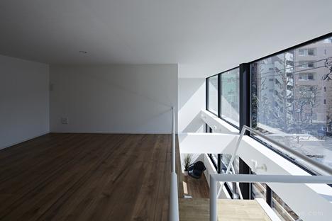 “相框”窗公寓建筑-建筑位于日本浅草区,里面住着一对老夫妇,明亮的白色外观窗口,让自然直照两个公寓,第一个公寓主要是居住空间,在同一楼层有一间浴室和一间卧室,有两个独立的楼梯,之间夹层有阁楼和一个存储区域---酷图编号1091000