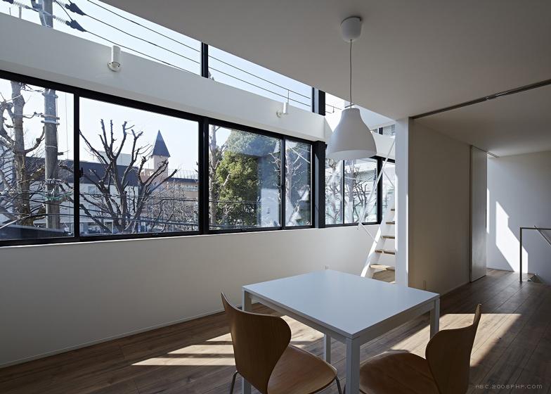 “相框”窗公寓建筑-建筑位于日本浅草区,里面住着一对老夫妇,明亮的白色外观窗口,让自然直照两个公寓,第一个公寓主要是居住空间,在同一楼层有一间浴室和一间卧室,有两个独立的楼梯,之间夹层有阁楼和一个存储区域---酷图编号1091003