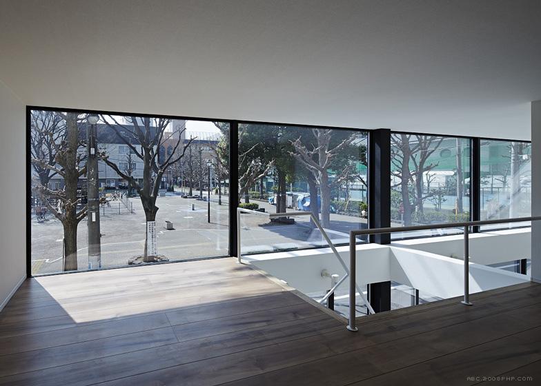 “相框”窗公寓建筑-建筑位于日本浅草区,里面住着一对老夫妇,明亮的白色外观窗口,让自然直照两个公寓,第一个公寓主要是居住空间,在同一楼层有一间浴室和一间卧室,有两个独立的楼梯,之间夹层有阁楼和一个存储区域---酷图编号1091004