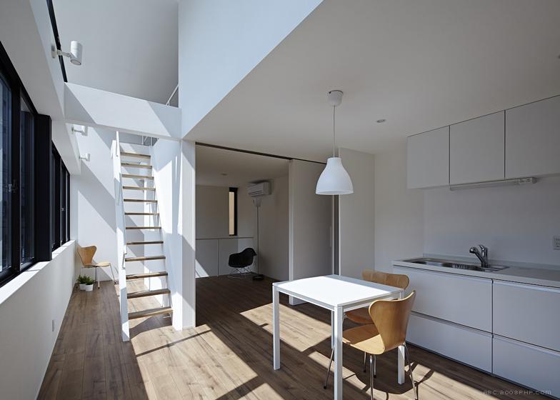 “相框”窗公寓建筑-建筑位于日本浅草区,里面住着一对老夫妇,明亮的白色外观窗口,让自然直照两个公寓,第一个公寓主要是居住空间,在同一楼层有一间浴室和一间卧室,有两个独立的楼梯,之间夹层有阁楼和一个存储区域---酷图编号1091005