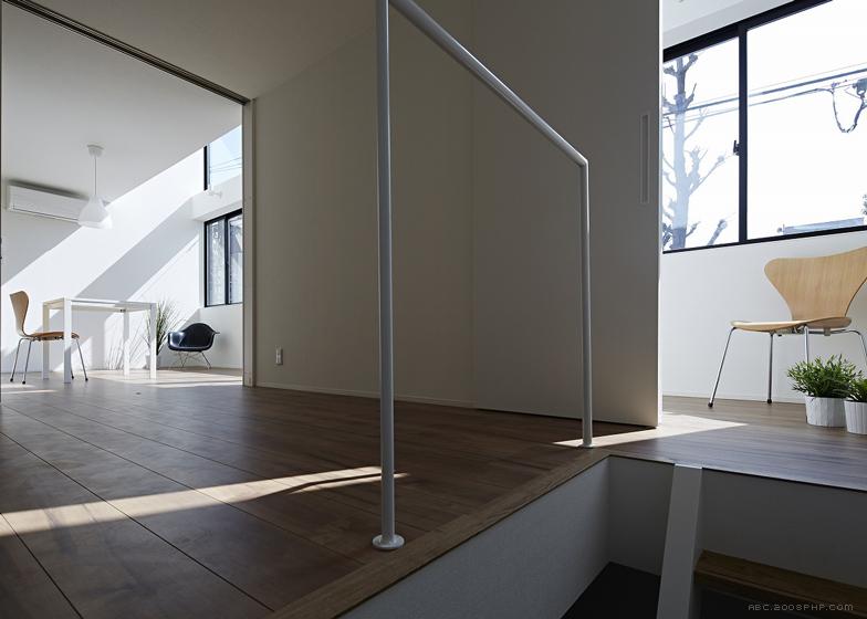 “相框”窗公寓建筑-建筑位于日本浅草区,里面住着一对老夫妇,明亮的白色外观窗口,让自然直照两个公寓,第一个公寓主要是居住空间,在同一楼层有一间浴室和一间卧室,有两个独立的楼梯,之间夹层有阁楼和一个存储区域---酷图编号1091006