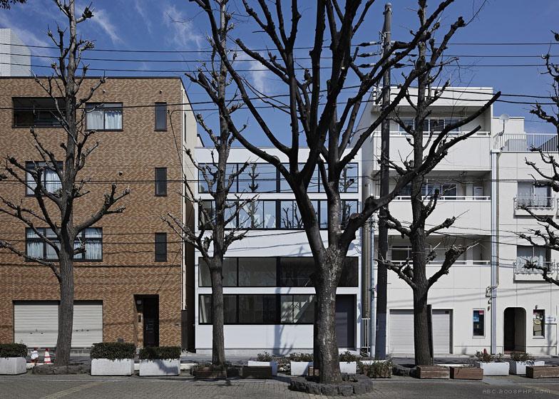 “相框”窗公寓建筑-建筑位于日本浅草区,里面住着一对老夫妇,明亮的白色外观窗口,让自然直照两个公寓,第一个公寓主要是居住空间,在同一楼层有一间浴室和一间卧室,有两个独立的楼梯,之间夹层有阁楼和一个存储区域---酷图编号1091007