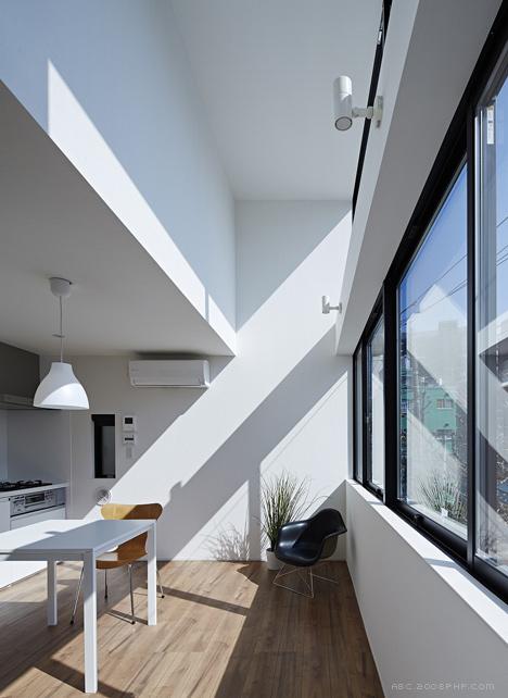 “相框”窗公寓建筑-建筑位于日本浅草区,里面住着一对老夫妇,明亮的白色外观窗口,让自然直照两个公寓,第一个公寓主要是居住空间,在同一楼层有一间浴室和一间卧室,有两个独立的楼梯,之间夹层有阁楼和一个存储区域---酷图编号1091008