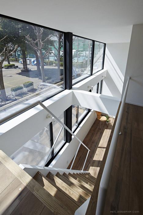 “相框”窗公寓建筑-建筑位于日本浅草区,里面住着一对老夫妇,明亮的白色外观窗口,让自然直照两个公寓,第一个公寓主要是居住空间,在同一楼层有一间浴室和一间卧室,有两个独立的楼梯,之间夹层有阁楼和一个存储区域---酷图编号1091009