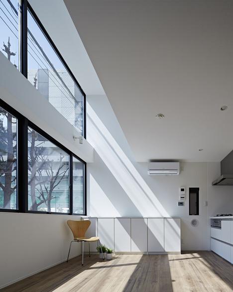 “相框”窗公寓建筑-建筑位于日本浅草区,里面住着一对老夫妇,明亮的白色外观窗口,让自然直照两个公寓,第一个公寓主要是居住空间,在同一楼层有一间浴室和一间卧室,有两个独立的楼梯,之间夹层有阁楼和一个存储区域---酷图编号1091010