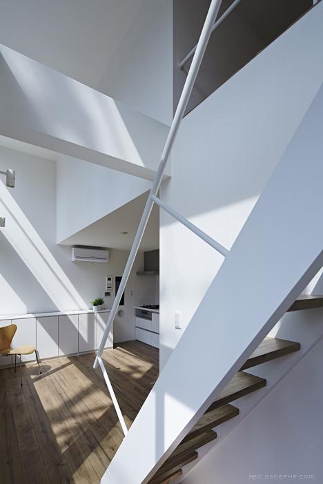 “相框”窗公寓建筑-建筑位于日本浅草区,里面住着一对老夫妇,明亮的白色外观窗口,让自然直照两个公寓,第一个公寓主要是居住空间,在同一楼层有一间浴室和一间卧室,有两个独立的楼梯,之间夹层有阁楼和一个存储区域---酷图编号1091011