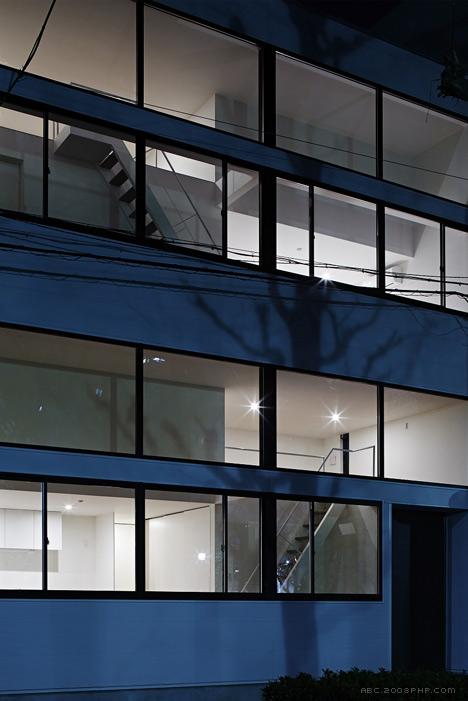 “相框”窗公寓建筑-建筑位于日本浅草区,里面住着一对老夫妇,明亮的白色外观窗口,让自然直照两个公寓,第一个公寓主要是居住空间,在同一楼层有一间浴室和一间卧室,有两个独立的楼梯,之间夹层有阁楼和一个存储区域---酷图编号1091012