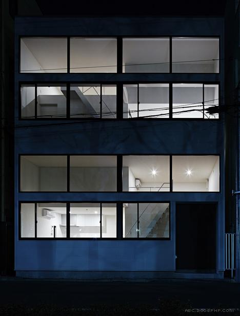 “相框”窗公寓建筑-建筑位于日本浅草区,里面住着一对老夫妇,明亮的白色外观窗口,让自然直照两个公寓,第一个公寓主要是居住空间,在同一楼层有一间浴室和一间卧室,有两个独立的楼梯,之间夹层有阁楼和一个存储区域---酷图编号1091013