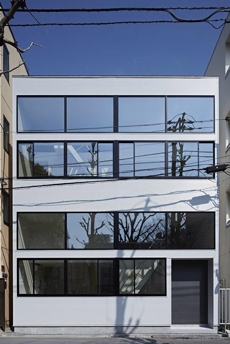 “相框”窗公寓建筑-建筑位于日本浅草区,里面住着一对老夫妇,明亮的白色外观窗口,让自然直照两个公寓,第一个公寓主要是居住空间,在同一楼层有一间浴室和一间卧室,有两个独立的楼梯,之间夹层有阁楼和一个存储区域---酷图编号1091014