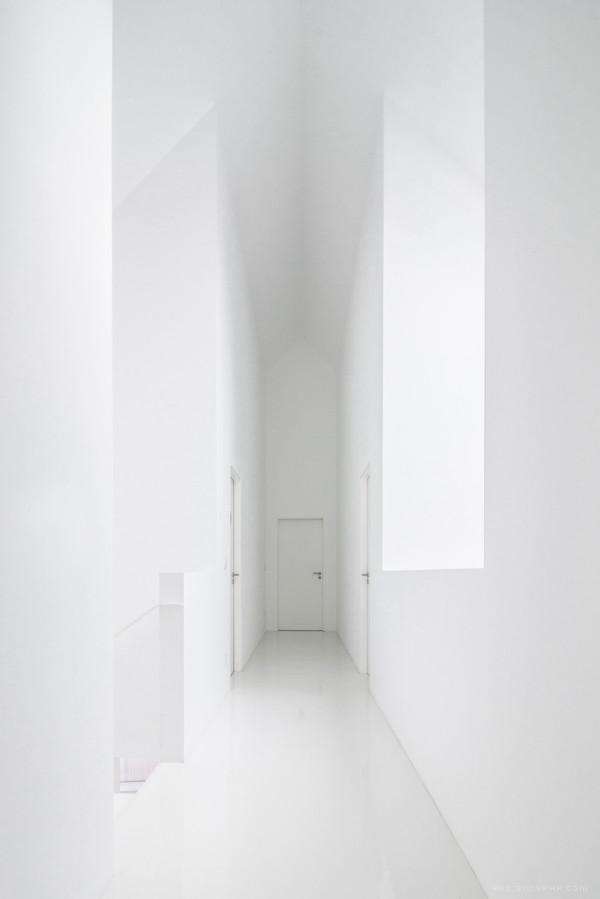 白狼酒店-位于葡萄牙彭拿费尔,房屋采用简单的几何形式,全白色的建筑物避免被侵略的形式和看起来有点通风透光,几乎就像他们漂浮在地面之上,可以更好地为客人提供另类的自然环境生活方式,在那里可以体验享受幸福和安宁。---酷图编号9