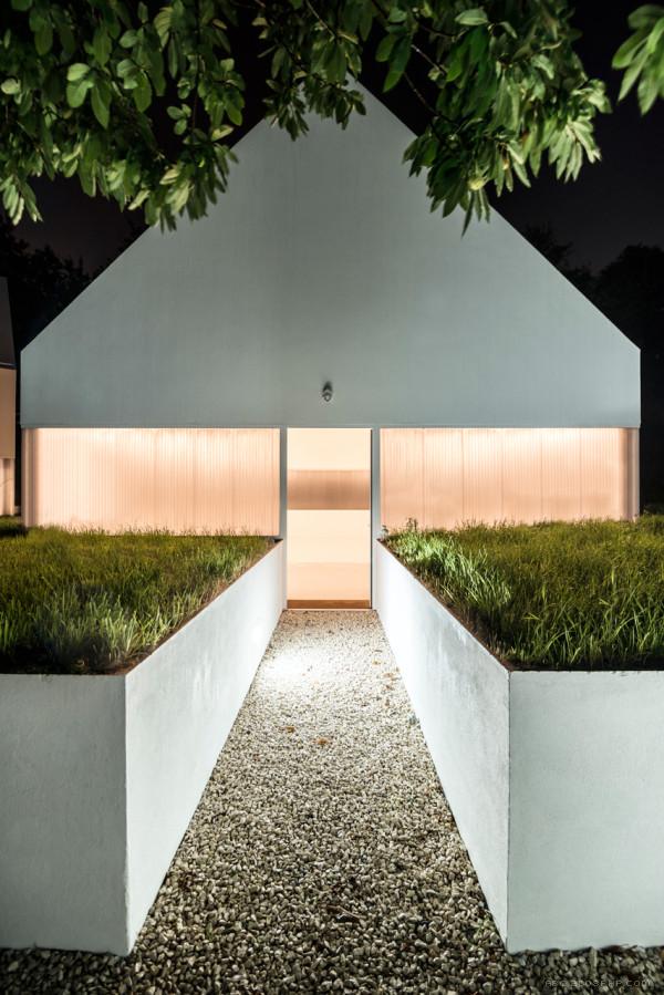 白狼酒店-位于葡萄牙彭拿费尔,房屋采用简单的几何形式,全白色的建筑物避免被侵略的形式和看起来有点通风透光,几乎就像他们漂浮在地面之上,可以更好地为客人提供另类的自然环境生活方式,在那里可以体验享受幸福和安宁。---酷图编号6