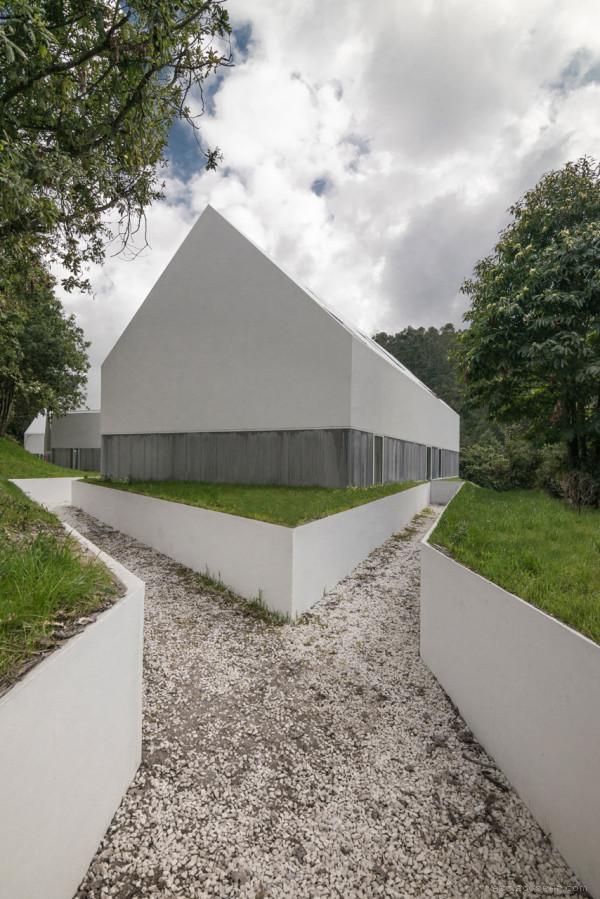 白狼酒店-位于葡萄牙彭拿费尔,房屋采用简单的几何形式,全白色的建筑物避免被侵略的形式和看起来有点通风透光,几乎就像他们漂浮在地面之上,可以更好地为客人提供另类的自然环境生活方式,在那里可以体验享受幸福和安宁。---酷图编号5