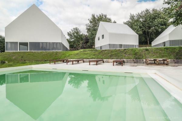 白狼酒店-位于葡萄牙彭拿费尔,房屋采用简单的几何形式,全白色的建筑物避免被侵略的形式和看起来有点通风透光,几乎就像他们漂浮在地面之上,可以更好地为客人提供另类的自然环境生活方式,在那里可以体验享受幸福和安宁。---酷图编号2