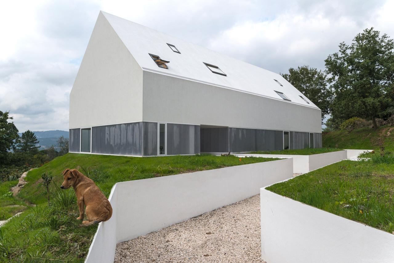 白狼酒店-位于葡萄牙彭拿费尔,房屋采用简单的几何形式,全白色的建筑物避免被侵略的形式和看起来有点通风透光,几乎就像他们漂浮在地面之上,可以更好地为客人提供另类的自然环境生活方式,在那里可以体验享受幸福和安宁。---酷图编号1