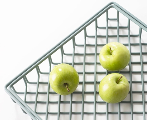 重叠网格图案的水果盘-荷兰设计师弗雷德里克作品,相互堆叠形成纵横交错图案的金属托盘图片