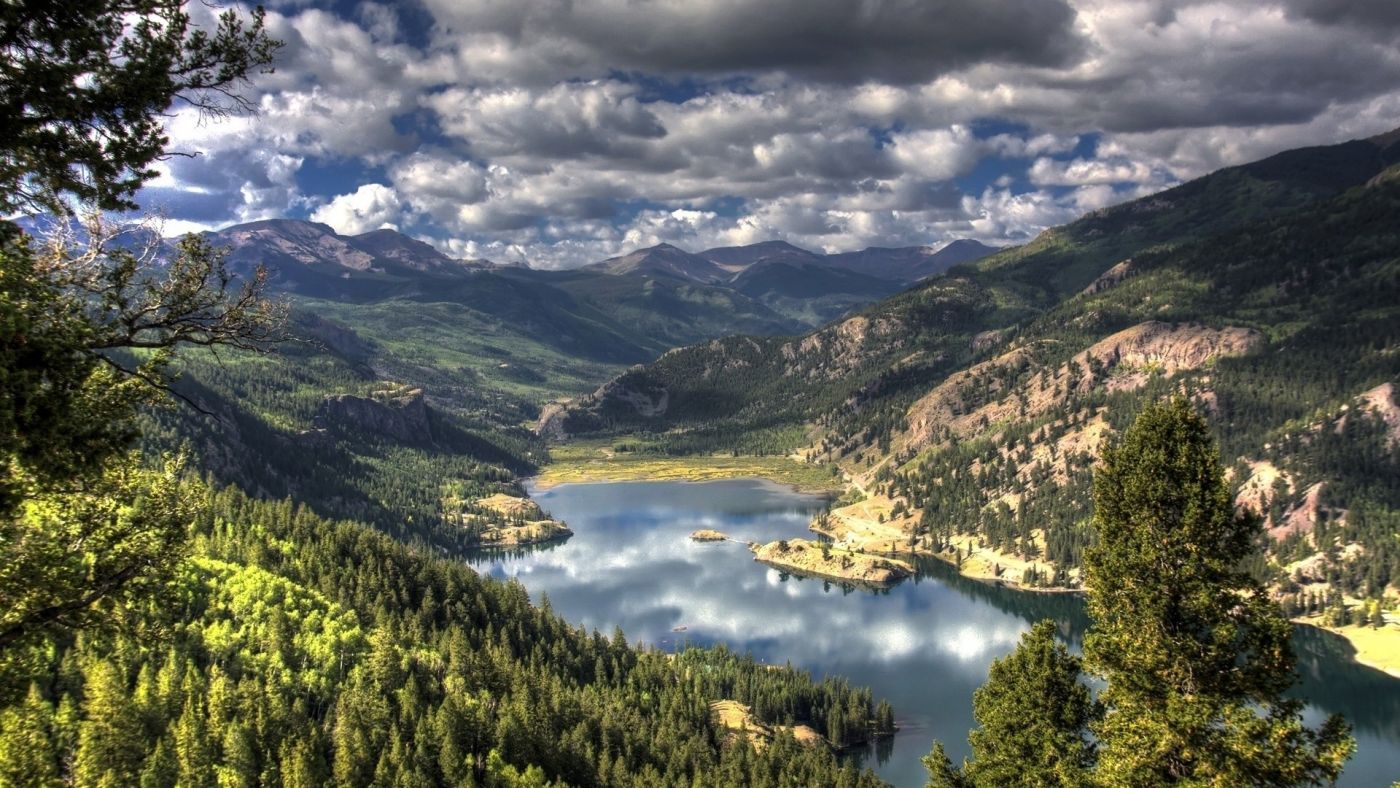 山丘云雾林湖泊图片