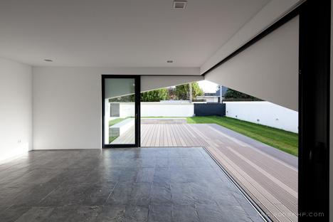 米拉玛的房子-建筑位于葡萄牙,阳台窗采用板式木制折叠百叶窗,来适应不断变化的气候,太阳能电池板固定在屋顶用于持续家庭供热水---酷图编号16