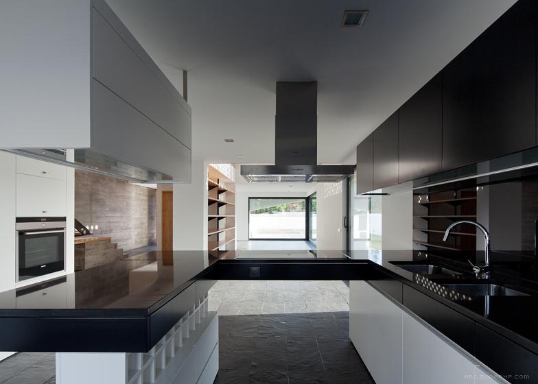 米拉玛的房子-建筑位于葡萄牙,阳台窗采用板式木制折叠百叶窗,来适应不断变化的气候,太阳能电池板固定在屋顶用于持续家庭供热水---酷图编号12