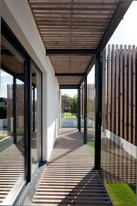 米拉玛的房子-建筑位于葡萄牙,阳台窗采用板式木制折叠百叶窗,来适应不断变化的气候,太阳能电池板固定在屋顶用于持续家庭供热水---酷图编号10