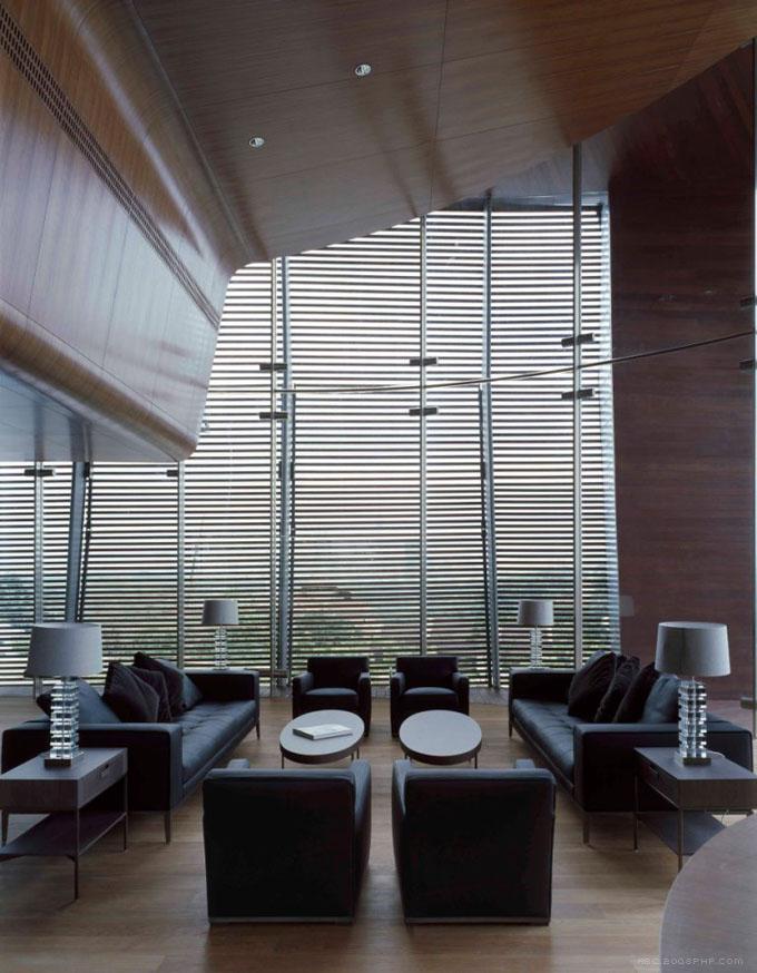 马来西亚吉隆坡优雅的圆形公寓-塑造了吉隆坡天际线的味道,3,000平方米的住宅设计,包括9间卧室,两个家庭间,一个厨房和一间私人用餐区,一个家庭图书馆,游戏室,公共接待区,一个正式的餐厅,宴会厅,教堂, 21个浴室,一个游泳池池,两个套房和室内私人车库,是大型综合建筑及室内设计---酷图编号1