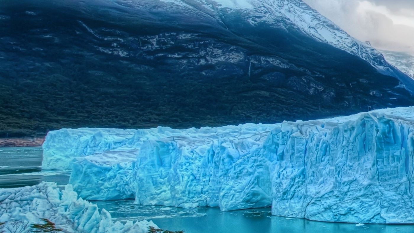 冰湖山瀑布图片