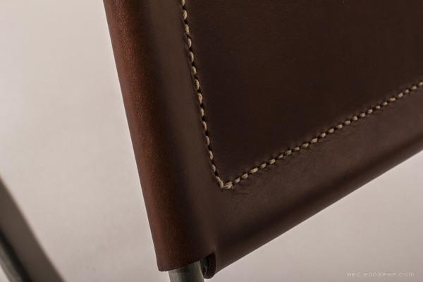 手工缝制皮革的金属结构椅---酷图编号1095307