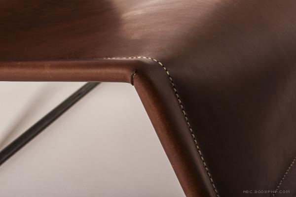 手工缝制皮革的金属结构椅---酷图编号1095308