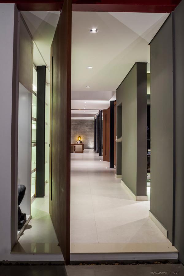 巴西高原城市的房子-建筑大约600平方米,横跨式的结构,阳台带滑动玻璃门,是居家度假旅游的好建筑---酷图编号1095704