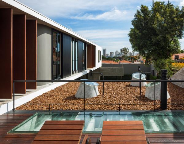 巴西高原城市的房子-建筑大约600平方米,横跨式的结构,阳台带滑动玻璃门,是居家度假旅游的好建筑---酷图编号1095706