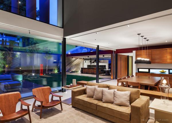 巴西高原城市的房子-建筑大约600平方米,横跨式的结构,阳台带滑动玻璃门,是居家度假旅游的好建筑---酷图编号1095713