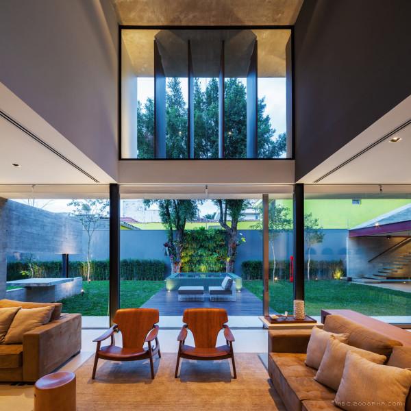 巴西高原城市的房子-建筑大约600平方米,横跨式的结构,阳台带滑动玻璃门,是居家度假旅游的好建筑---酷图编号1095716