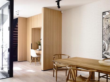 墨尔本白色多孔砖建筑-一楼有一个开放式的厨房,客厅与餐厅,在树梢旁还有三间卧室,以及家庭浴室,卫生间和洗衣房。---酷图编号10