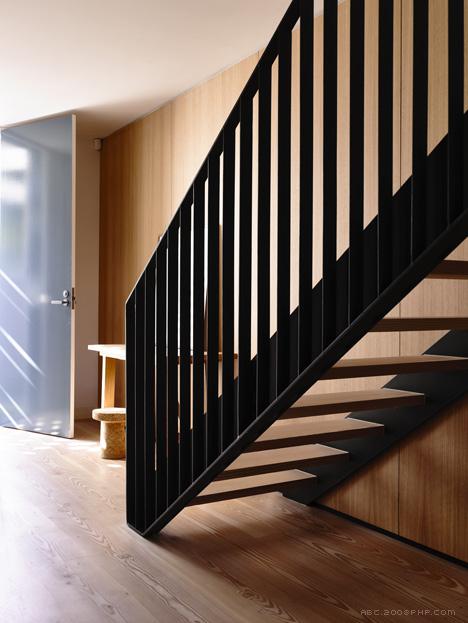 墨尔本白色多孔砖建筑-一楼有一个开放式的厨房,客厅与餐厅,在树梢旁还有三间卧室,以及家庭浴室,卫生间和洗衣房。---酷图编号4