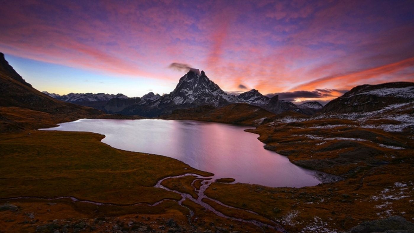 日出朝霞黎明湖图片