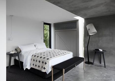 澳大利亚交叉箱度假房屋建筑设计-坐落在一个陡峭上,可以俯瞰澳大利亚维多利亚州的海洋,设计师采用堆叠的凝土和木材箱架为材料,创造了一个雕塑形式的建筑,三面有阳台,全景室内观赏区,居民可以在一天的不同区域享受阳光。---酷图编号5