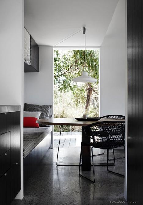 澳大利亚交叉箱度假房屋建筑设计-坐落在一个陡峭上,可以俯瞰澳大利亚维多利亚州的海洋,设计师采用堆叠的凝土和木材箱架为材料,创造了一个雕塑形式的建筑,三面有阳台,全景室内观赏区,居民可以在一天的不同区域享受阳光。---酷图编号4