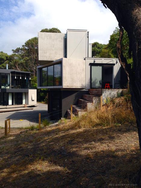 澳大利亚交叉箱度假房屋建筑设计-坐落在一个陡峭上,可以俯瞰澳大利亚维多利亚州的海洋,设计师采用堆叠的凝土和木材箱架为材料,创造了一个雕塑形式的建筑,三面有阳台,全景室内观赏区,居民可以在一天的不同区域享受阳光。---酷图编号2