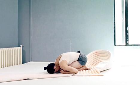 可以扭曲创造无限形状和折叠的座椅-芬兰设计师Kirsi Enkovaara设计师作品,六米长的肋结构可以转换成任何形状,也可卷折成配置舒适或奇怪的位置来支持身体---酷图编号1096595