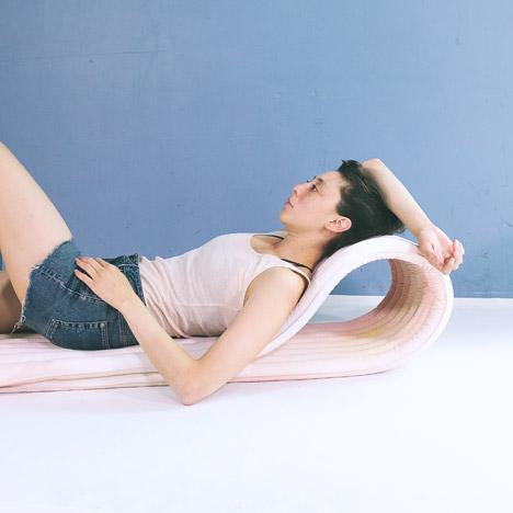 可以扭曲创造无限形状和折叠的座椅-芬兰设计师Kirsi Enkovaara设计师作品,六米长的肋结构可以转换成任何形状,也可卷折成配置舒适或奇怪的位置来支持身体---酷图编号1096596