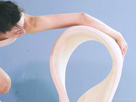 可以扭曲创造无限形状和折叠的座椅-芬兰设计师Kirsi Enkovaara设计师作品,六米长的肋结构可以转换成任何形状,也可卷折成配置舒适或奇怪的位置来支持身体---酷图编号1096597