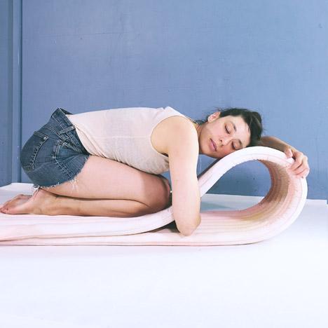 可以扭曲创造无限形状和折叠的座椅-芬兰设计师Kirsi Enkovaara设计师作品,六米长的肋结构可以转换成任何形状,也可卷折成配置舒适或奇怪的位置来支持身体---酷图编号1096600